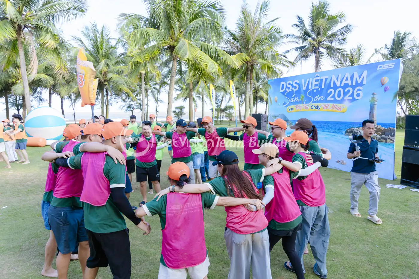 Đội chơi huddle sau một block để tổng kết nhanh và giữ năng lượng