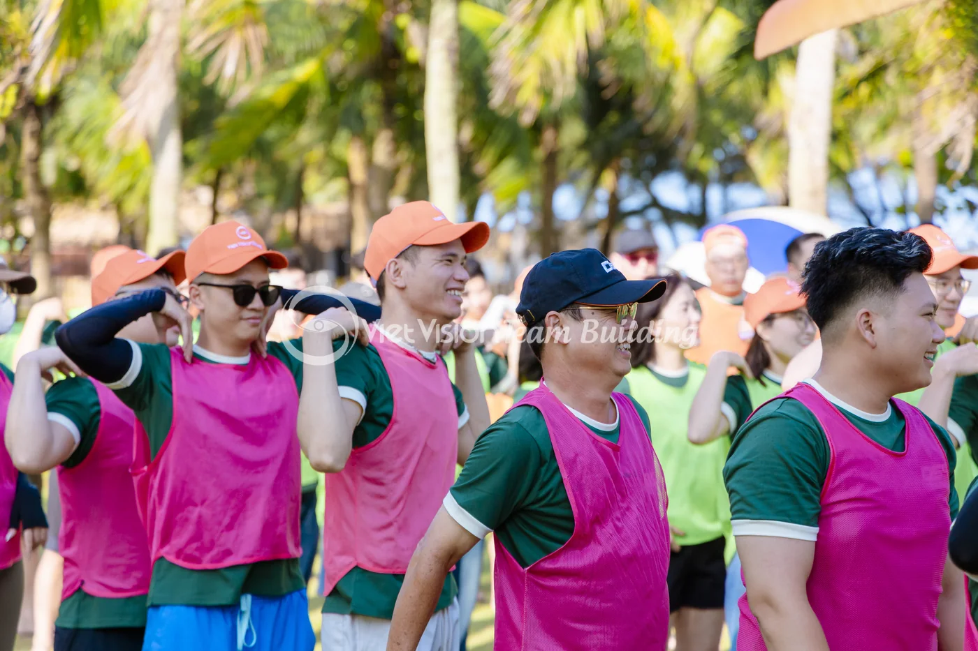 Đội chơi nghe hiệu lệnh trước khi bắt đầu một chặng trong Amazing Race doanh nghiệp