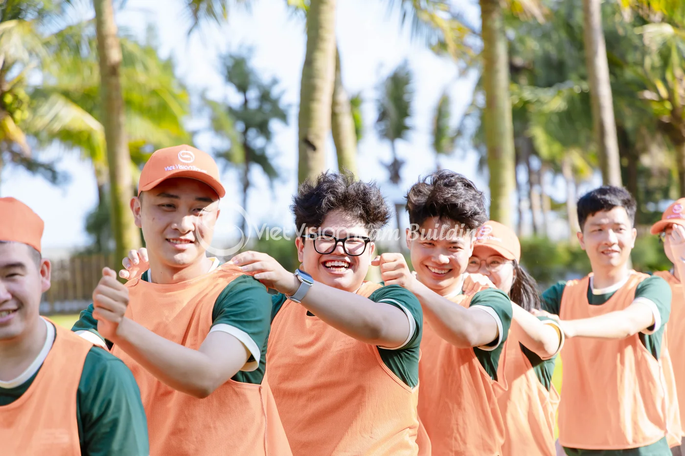 Đội màu cam phối hợp sát nhau trong một phần chơi cần phân vai rõ