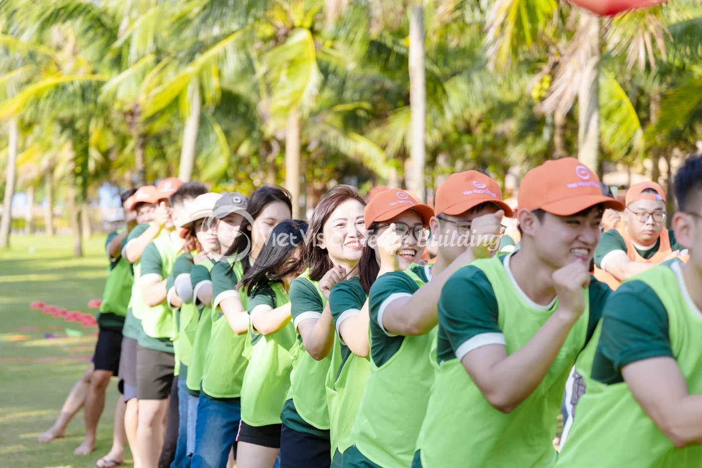 Đội màu xanh phối hợp theo hàng để giữ nhịp giao tiếp trong chặng chơi
