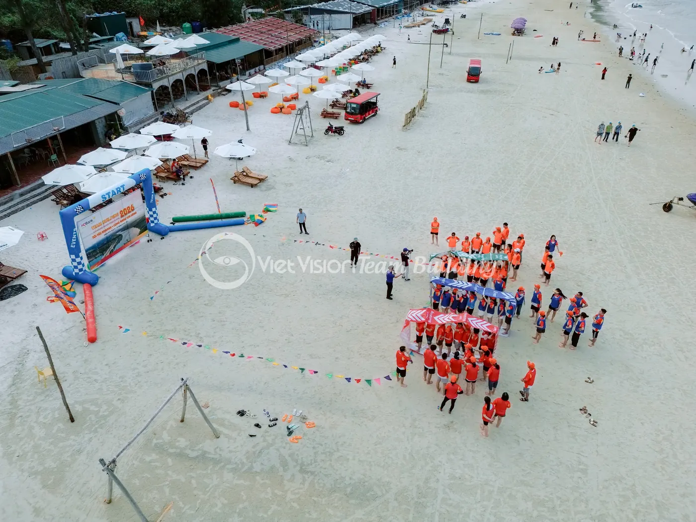 Toàn cảnh đội chơi team building Amazing Race trên bãi biển trước giờ gala dinner