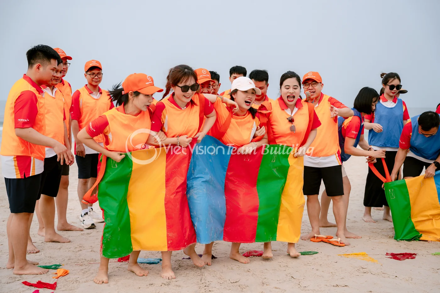 Đội chơi thực hiện trò phối hợp nhẹ để giữ sức trước gala dinner