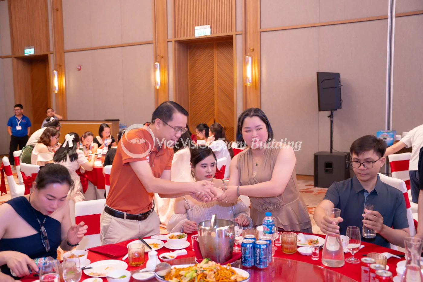 Không khí bàn tiệc gala dinner sau chương trình team building ngoài trời