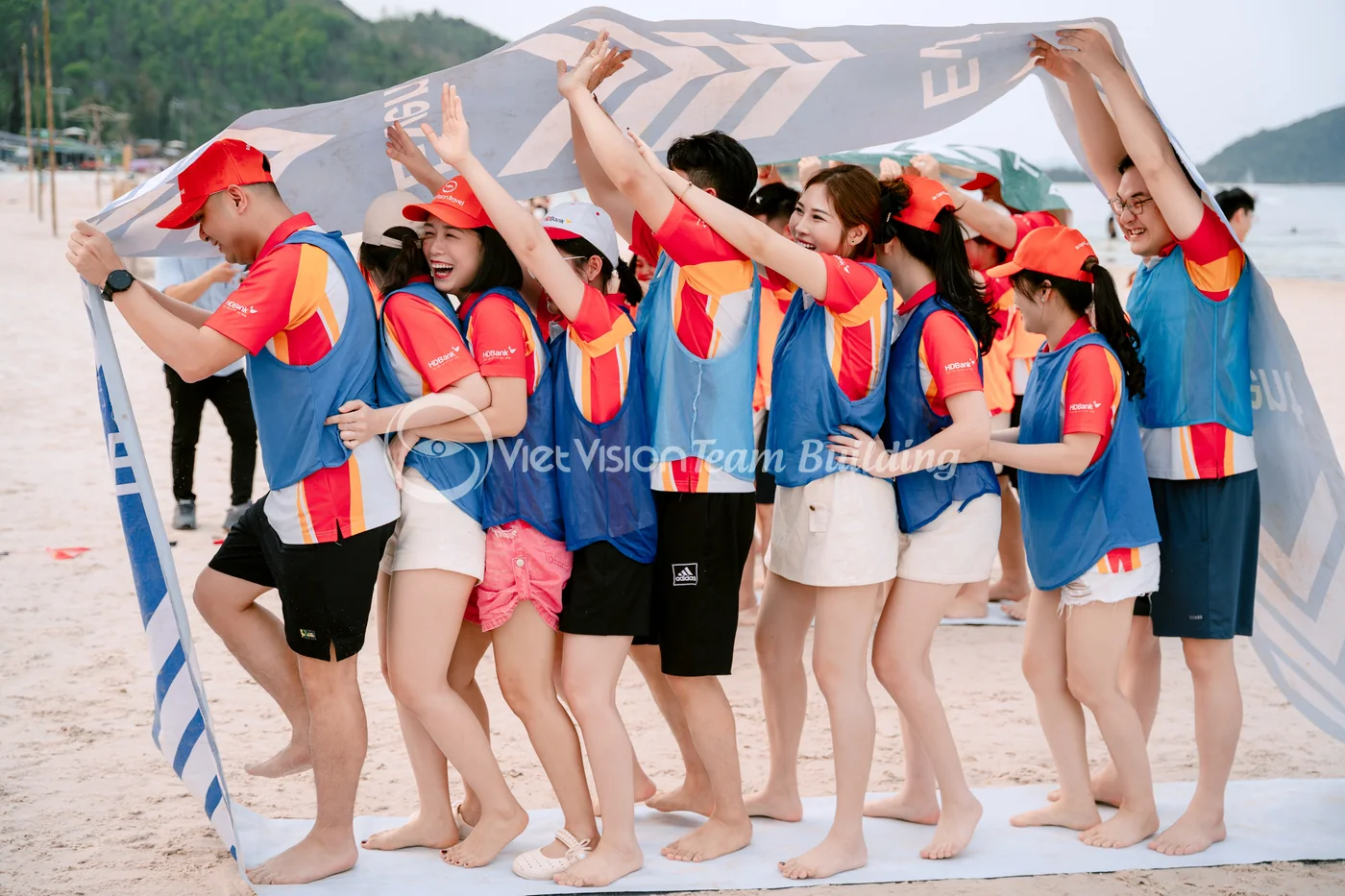Đội chơi phối hợp qua thử thách trong chương trình Amazing Race bãi biển