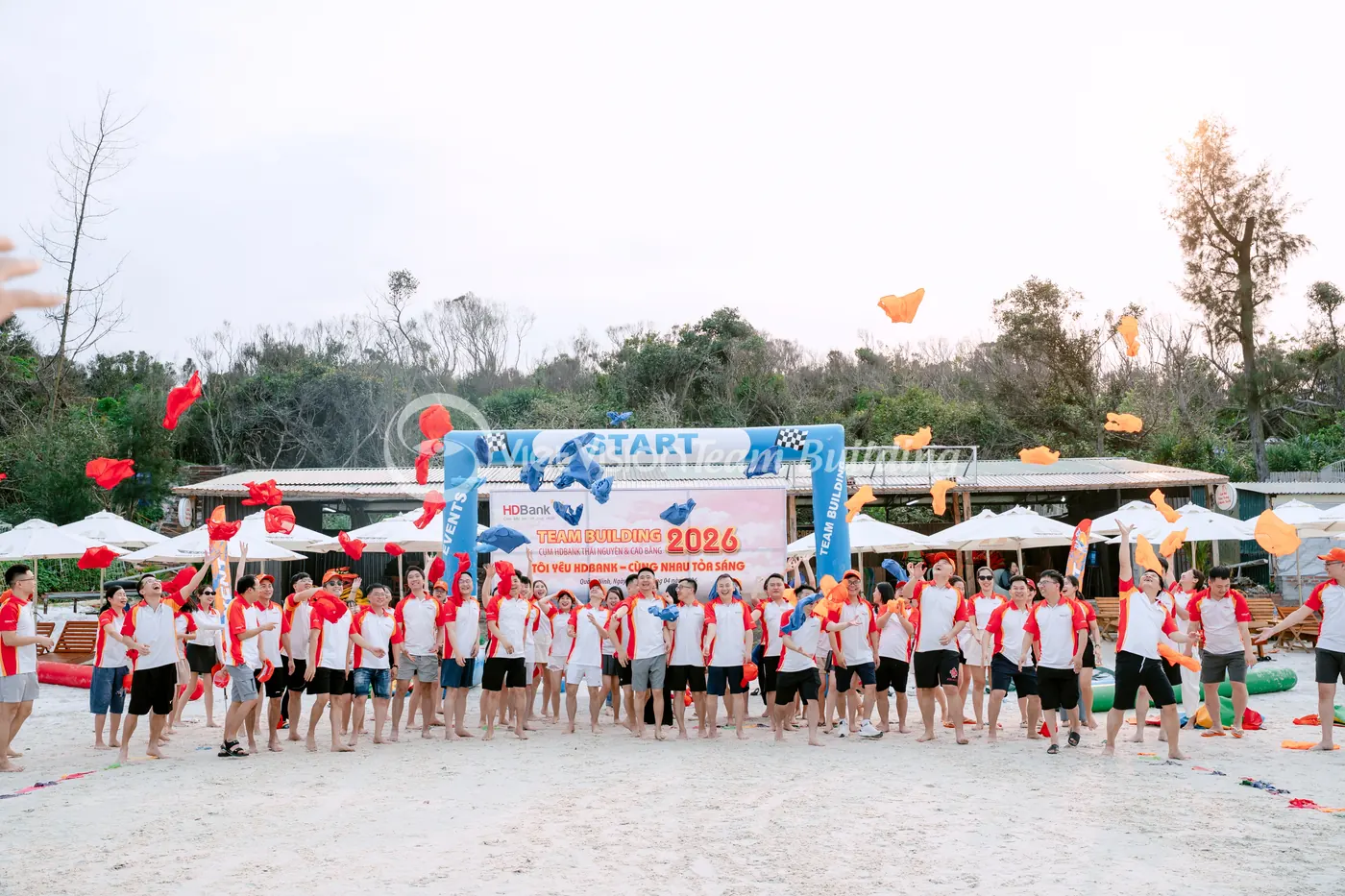 Khoảnh khắc tổng kết đội chơi sau phần Amazing Race trước khi vào gala dinner