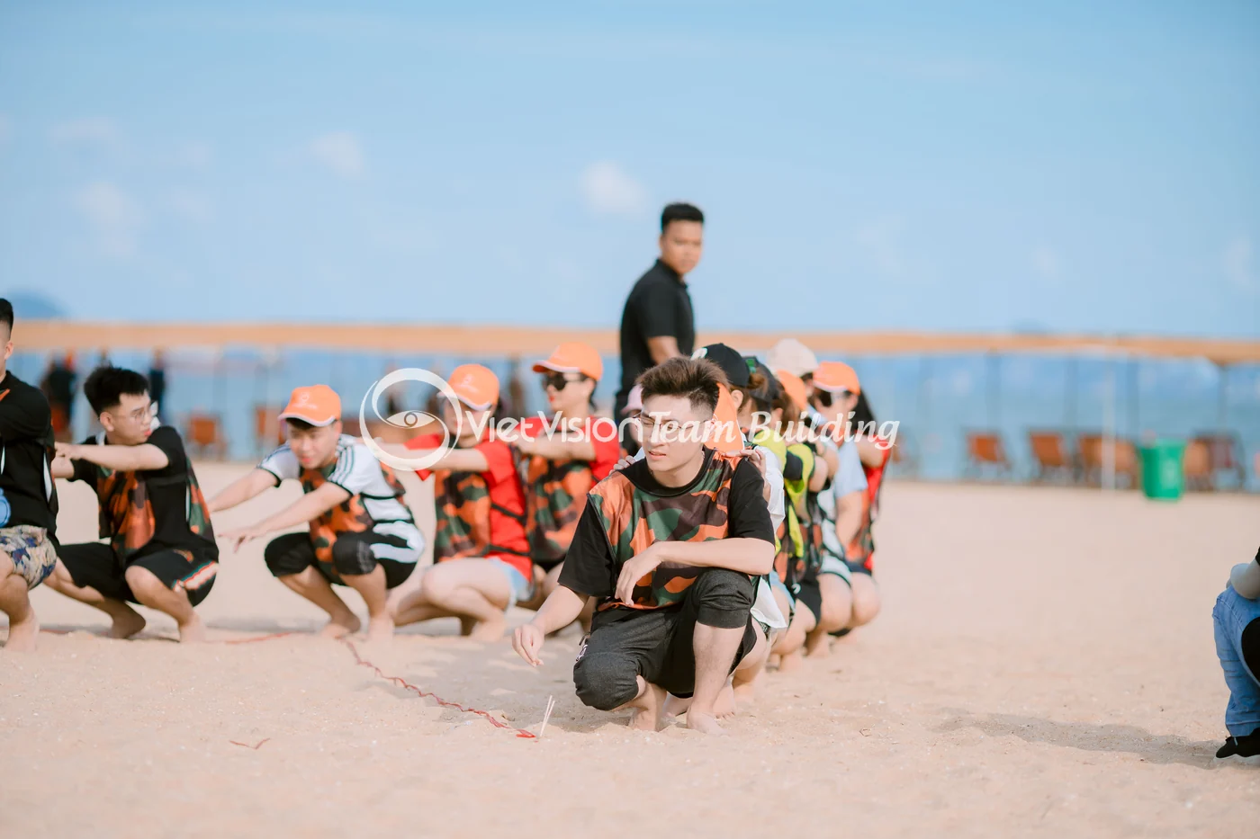 Briefing trước khi bắt đầu team building bãi biển Hạ Long