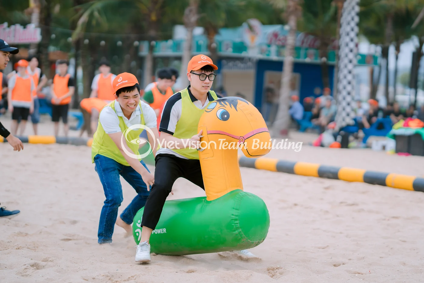 Điều phối trò chơi team building trên bãi biển Hạ Long