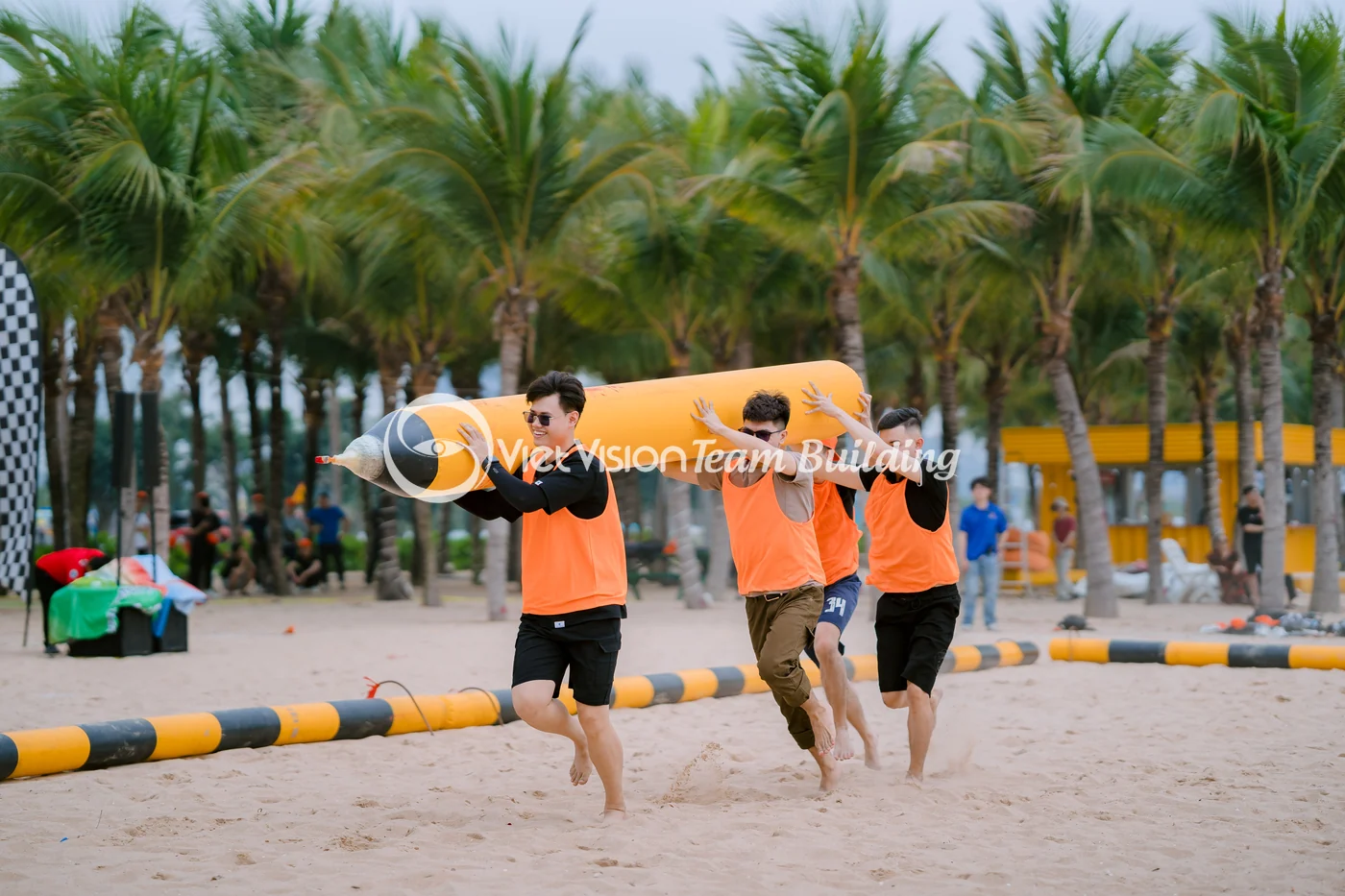Đội hình chơi team building bãi biển Hạ Long trên nền cát rộng