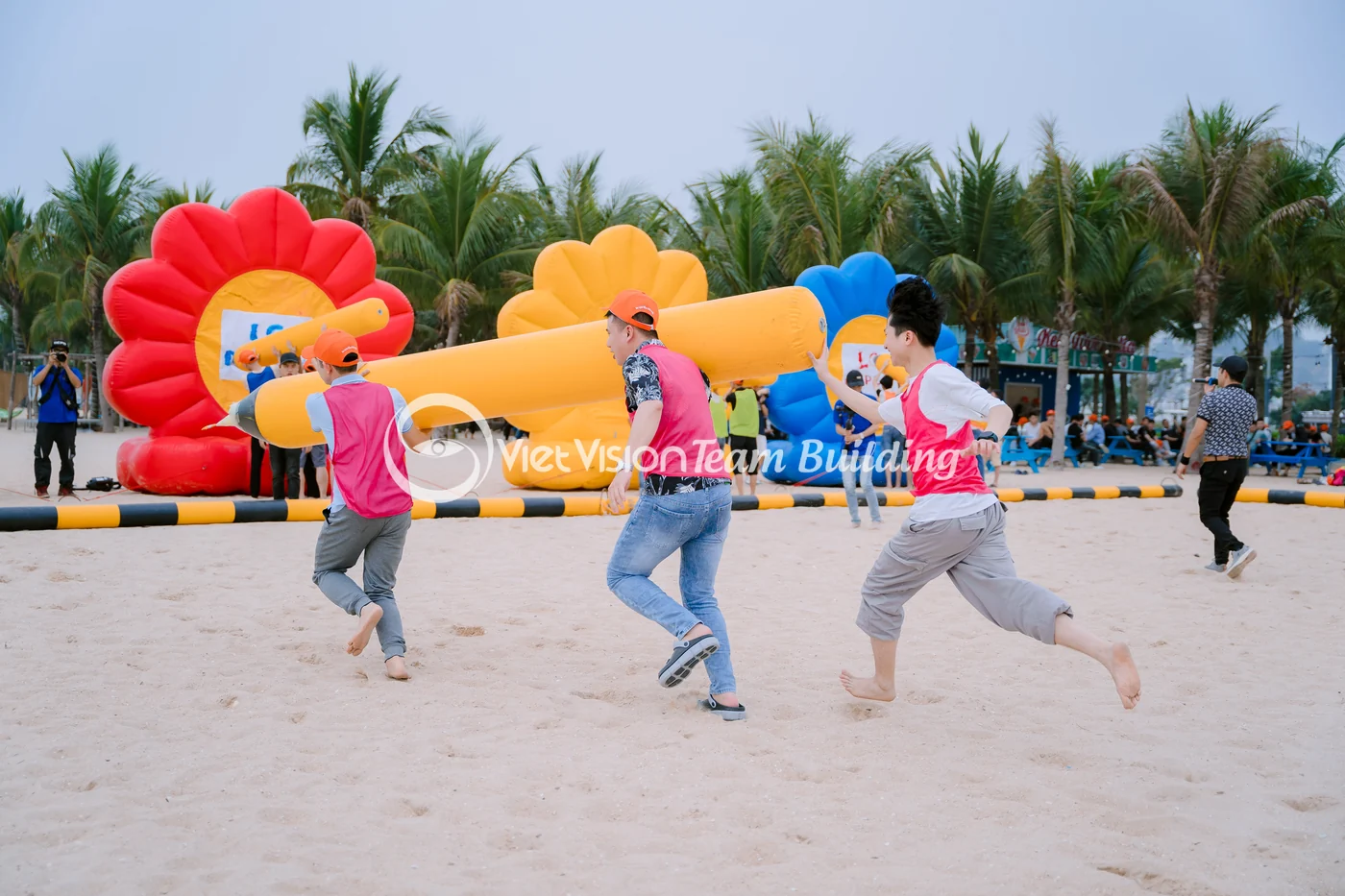 Game team building bãi biển Hạ Long với đạo cụ lớn ngoài bãi
