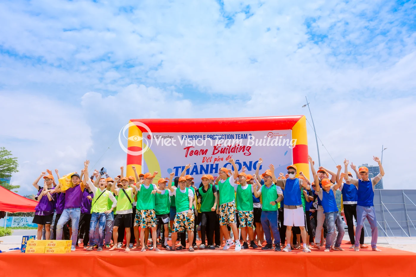 Đoàn công ty tham gia team building Hạ Long trước sân khấu ngoài trời