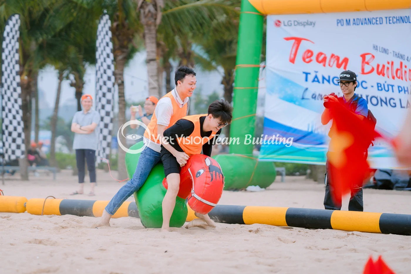 Trò chơi team building ngoài bãi tại Hạ Long với đạo cụ hơi