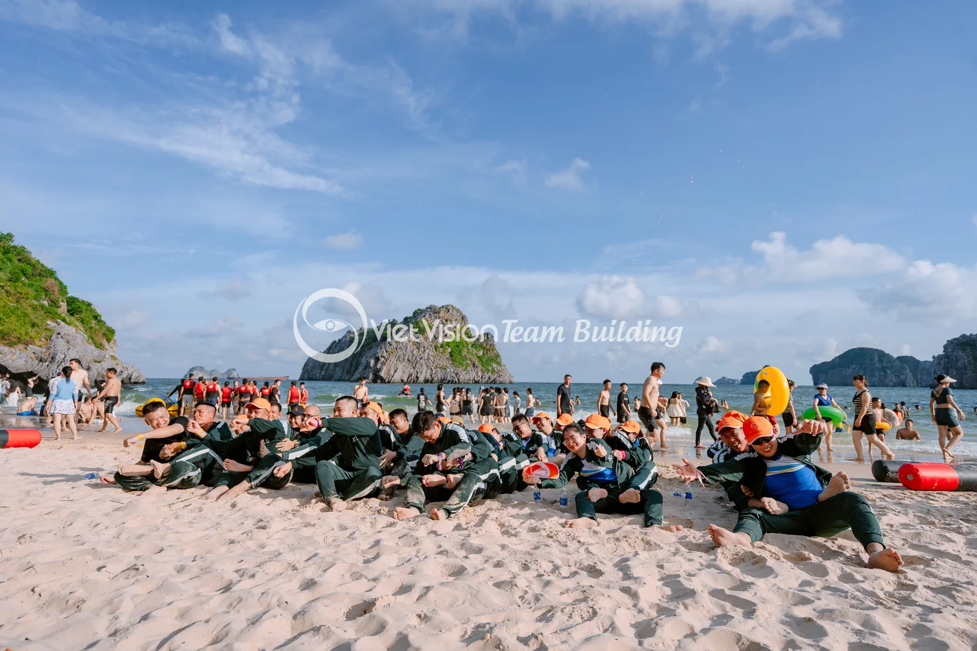 Đội hình tham gia team building trên bãi biển Cát Bà với cảnh biển phía sau