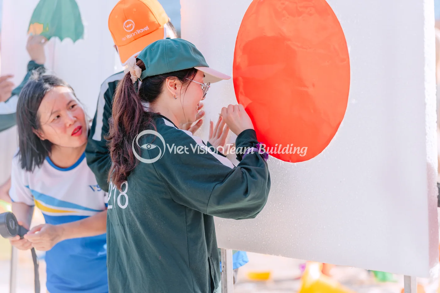 Người tham gia chơi game có đạo cụ trong chương trình team building Cát Bà