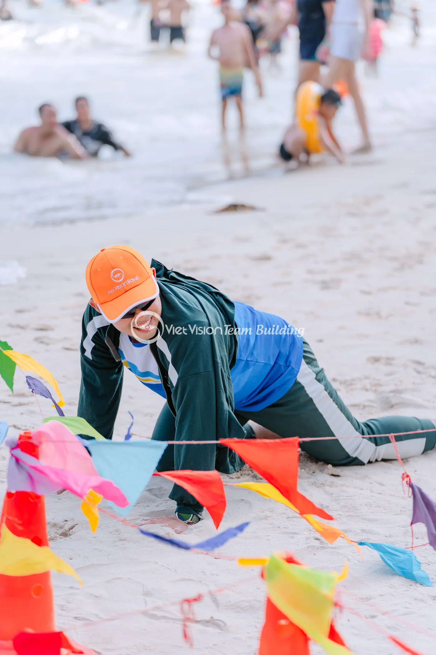 Nhóm nhân sự phối hợp trong một thử thách team building Cát Bà ngoài trời