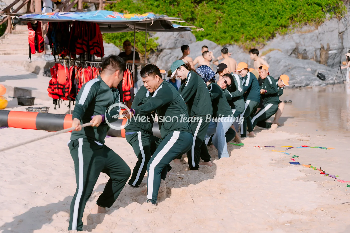 Ảnh thực tế trò chơi kéo đội trong chương trình team building Cát Bà của đoàn VSIP