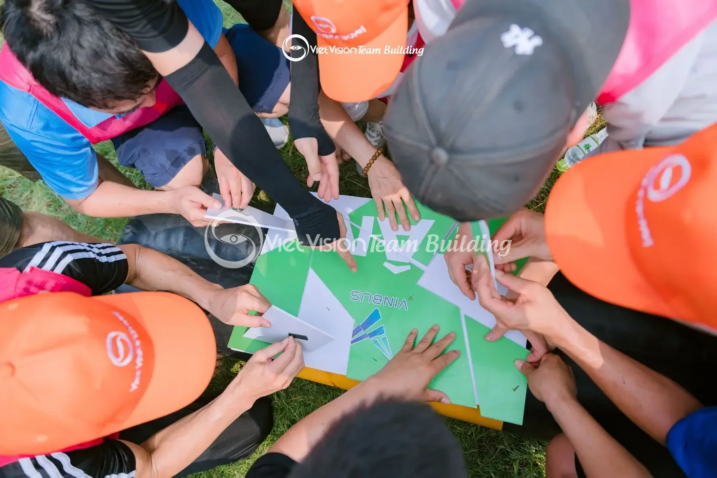 Nhóm nhân viên công ty cùng thảo luận nhiệm vụ team building