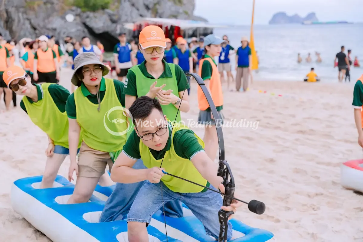 Đội công ty phối hợp chơi team building trên bãi biển