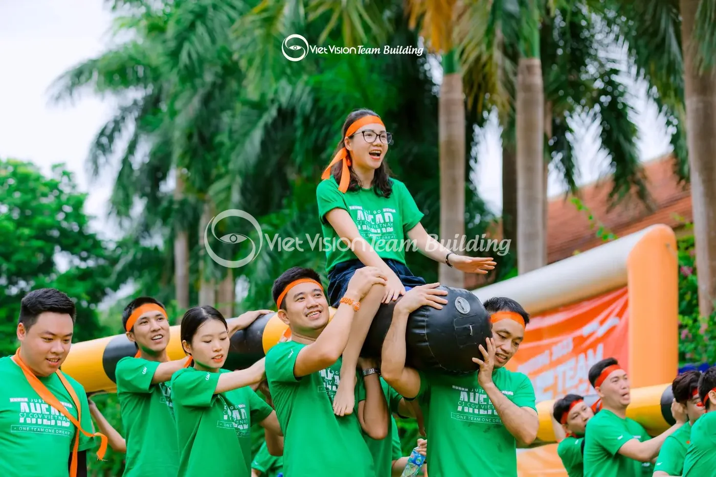 Đồng đội hỗ trợ nhau trong hoạt động team building vận động