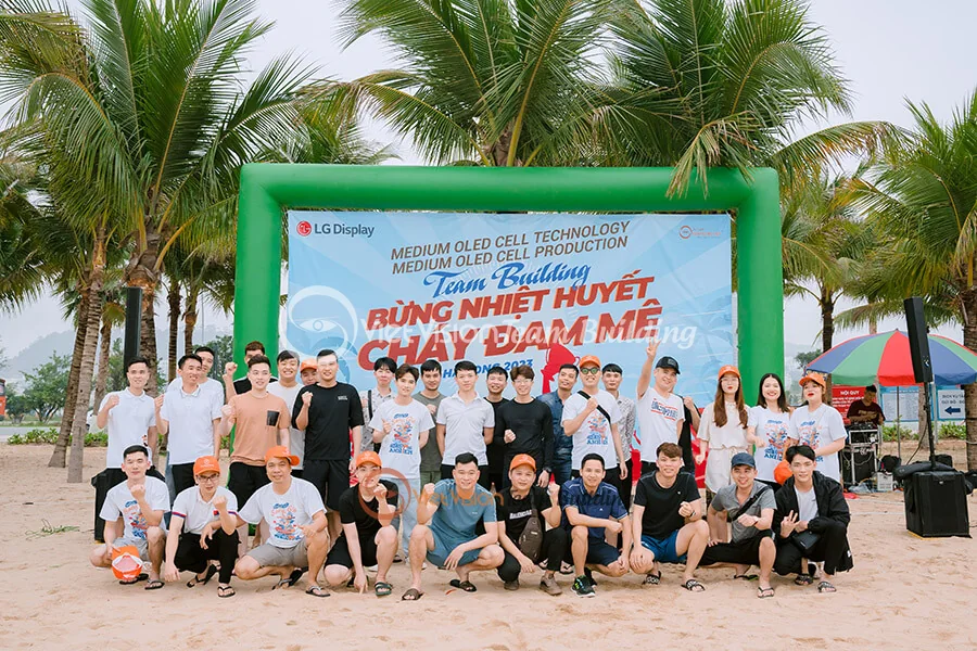 Đoàn nhân sự doanh nghiệp tham gia chương trình team building tập thể