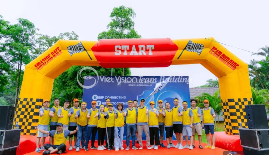 Nhân sự nhiều chi nhánh gặp nhau trong chương trình team building