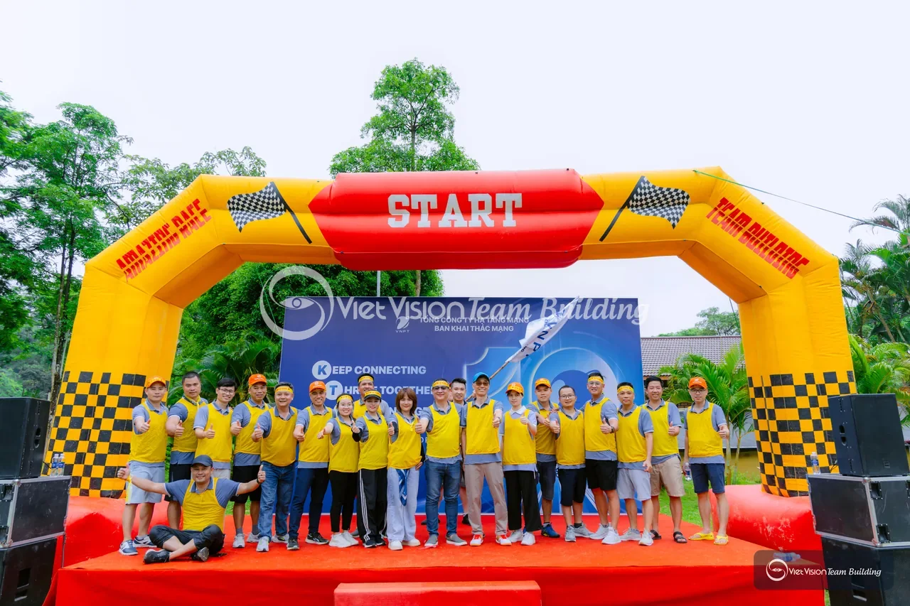 Nhân sự nhiều chi nhánh gặp nhau trong chương trình team building