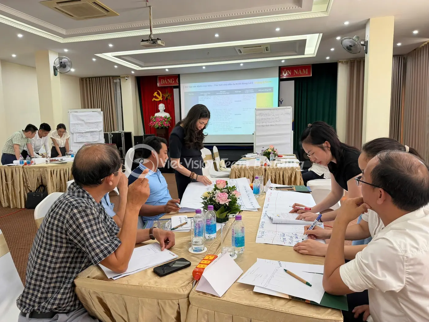 Phòng đào tạo với nhân sự tham gia phiên định hướng trước team building
