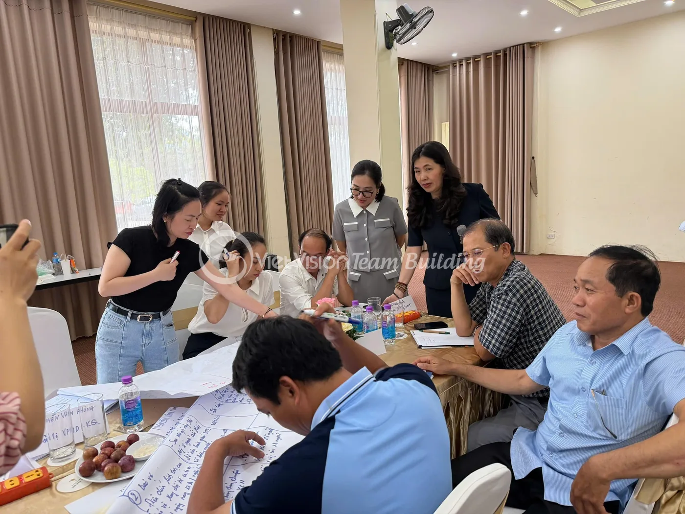 Nhân viên mới và nhân viên cũ thảo luận nhóm nhỏ trong chương trình hòa nhập