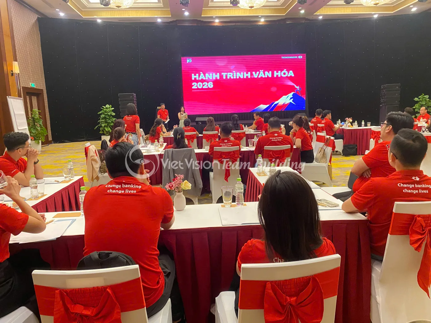 Khối nhân sự tham gia phiên chia sẻ văn hóa doanh nghiệp trong chương trình team building