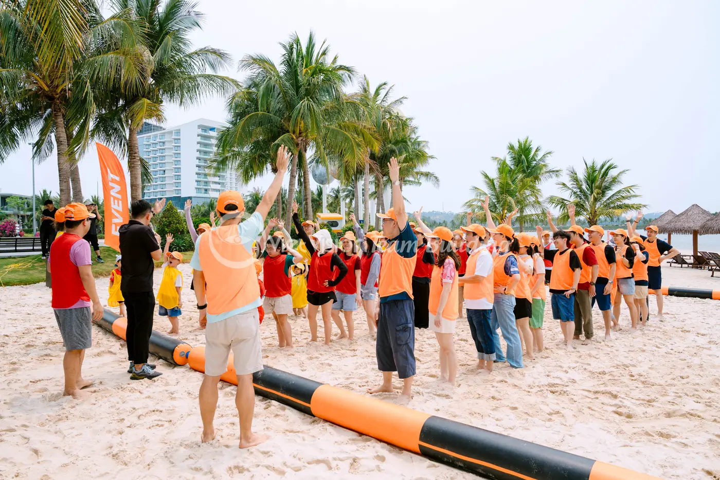 Đoàn nhân viên khởi động theo đội trước khi vào trò chơi team building