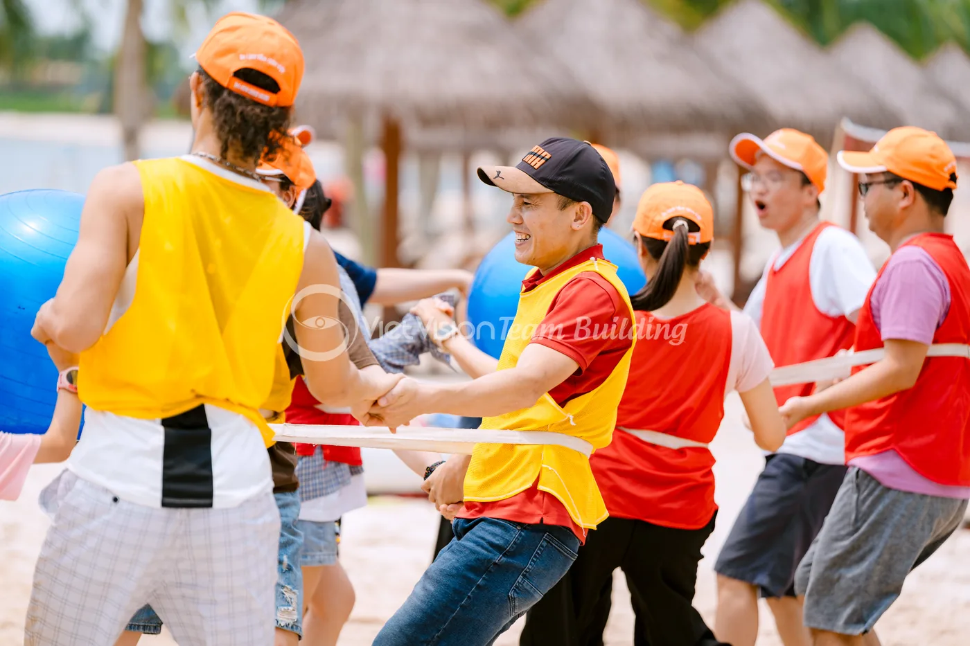 Nhóm nhân viên cùng kéo dây và phối hợp trong trò chơi team building