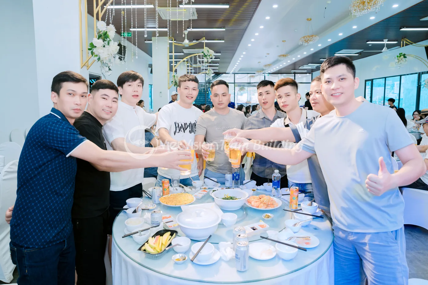 Nhóm nhân viên nâng ly sau chương trình team building để gắn kết đồng đội