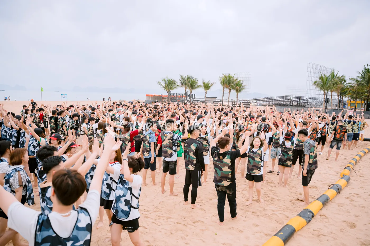 Đoàn công ty chia đội khởi động trước khi chơi team building tại Hạ Long
