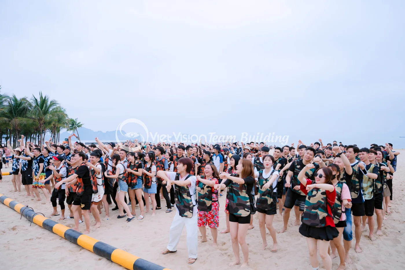 Đội hình đông người trên bãi biển trong chương trình team building Hạ Long 2 ngày 1 đêm