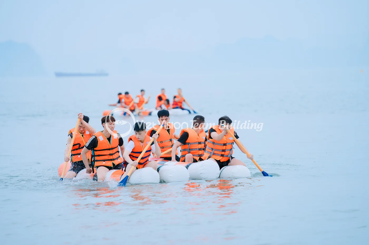 Hoạt động dưới nước trong chương trình team building Hạ Long 2N1Đ