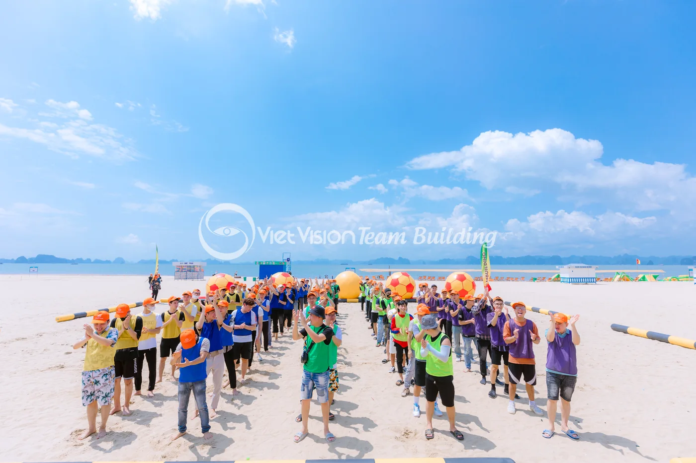 Mặt bằng bãi biển rộng phù hợp tổ chức team building Hạ Long cho đoàn công ty