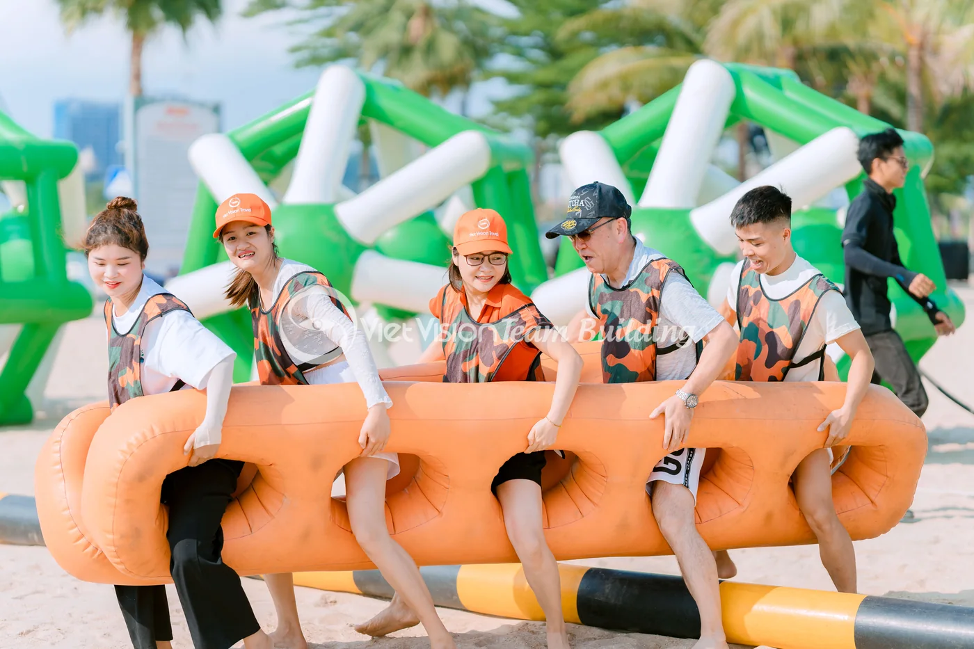 team building chụp ảnh đẹp nhưng không gắn kết và bối cảnh vận hành team building thực tế