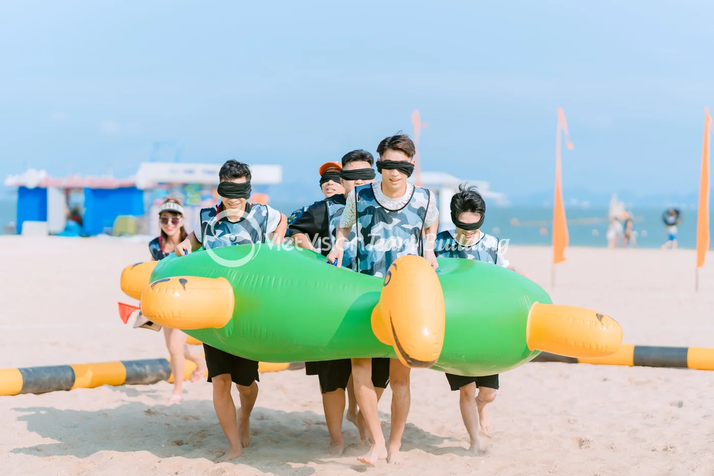 team building chụp ảnh đẹp nhưng không gắn kết và bối cảnh vận hành team building thực tế