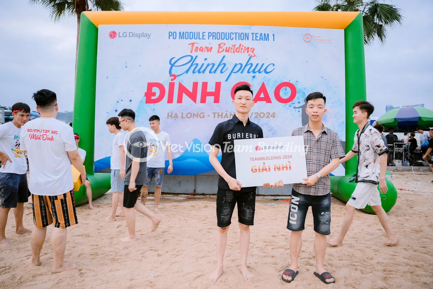Khoảnh khắc trao giải tổng kết sau team building Hạ Long 2 ngày 1 đêm