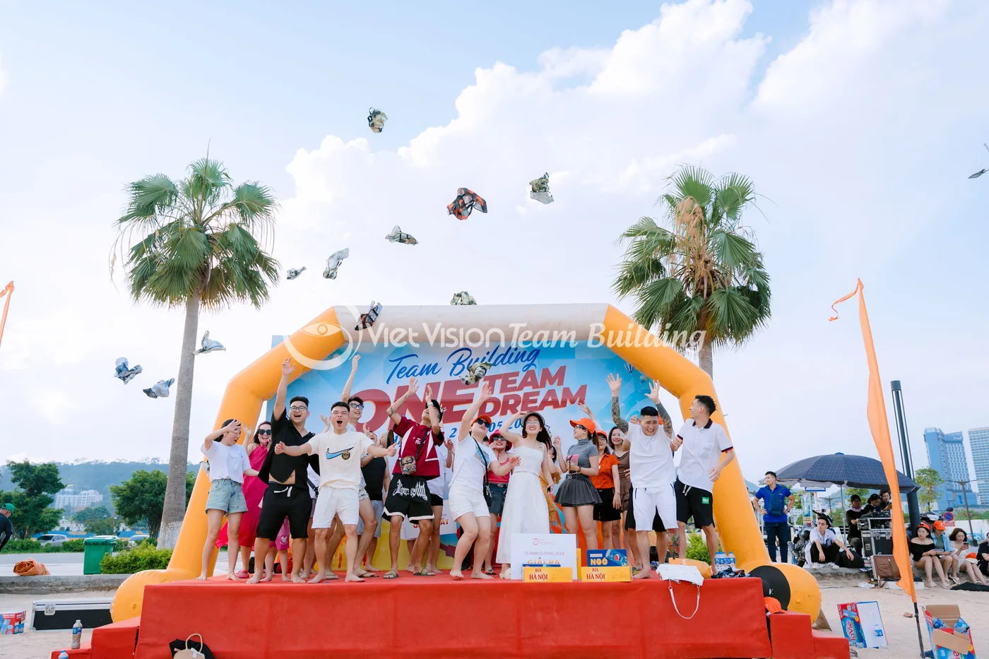 Khoảnh khắc tổng kết trao giải trong chương trình team building Hạ Long 2N1Đ