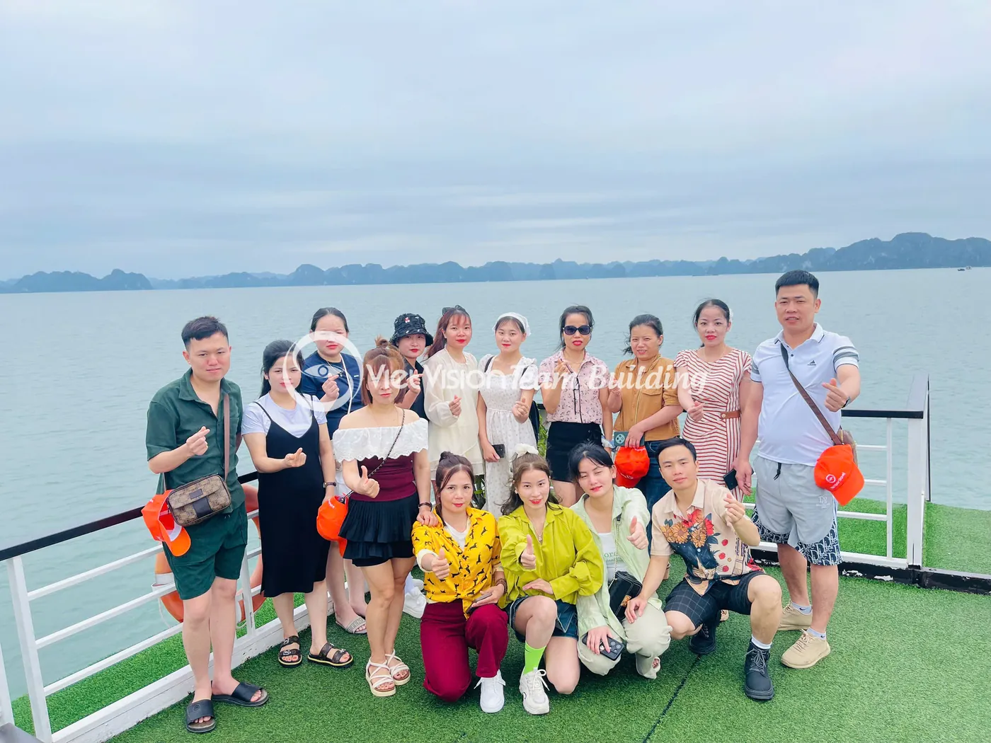 Nhóm nhân sự chủ chốt chụp ảnh trên vịnh Hạ Long trong chuyến team building doanh nghiệp