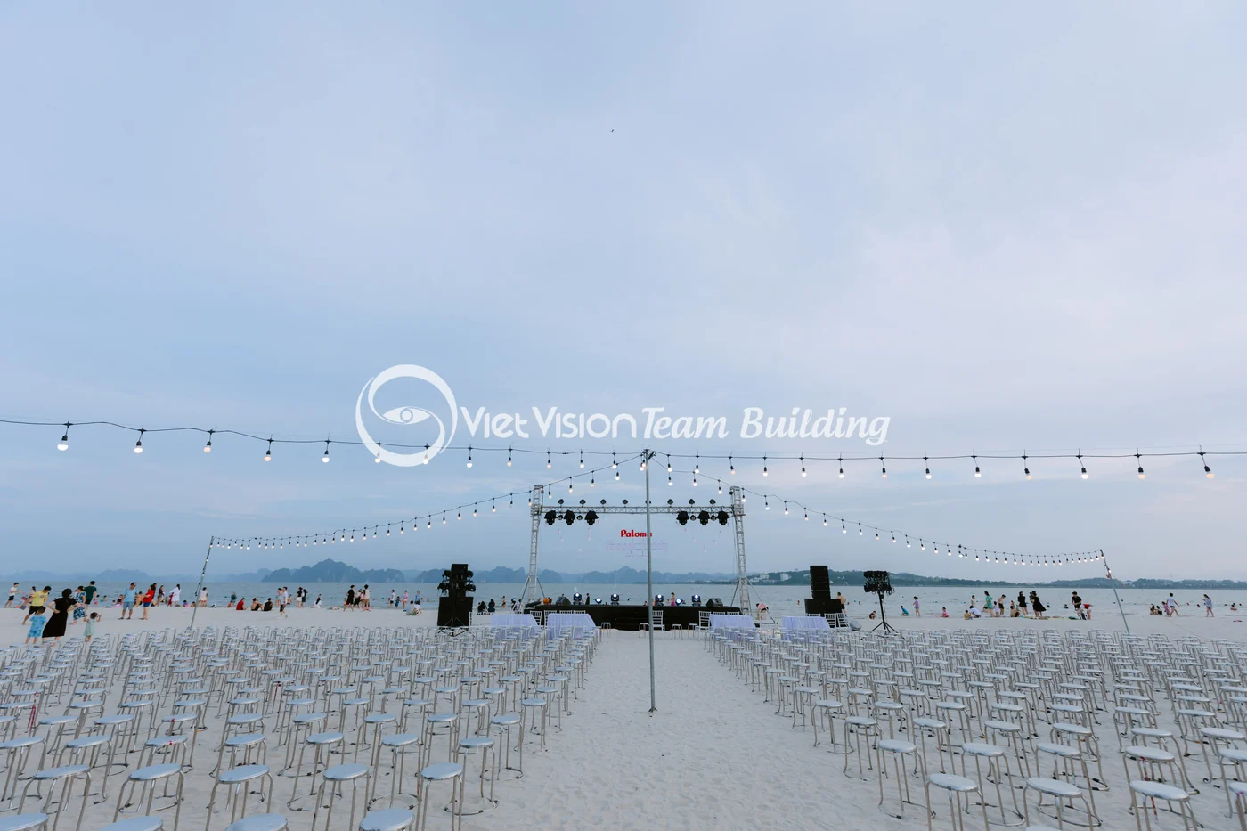 Sân khấu ngoài biển Hạ Long được chuẩn bị cho chương trình team building và gala của doanh nghiệp