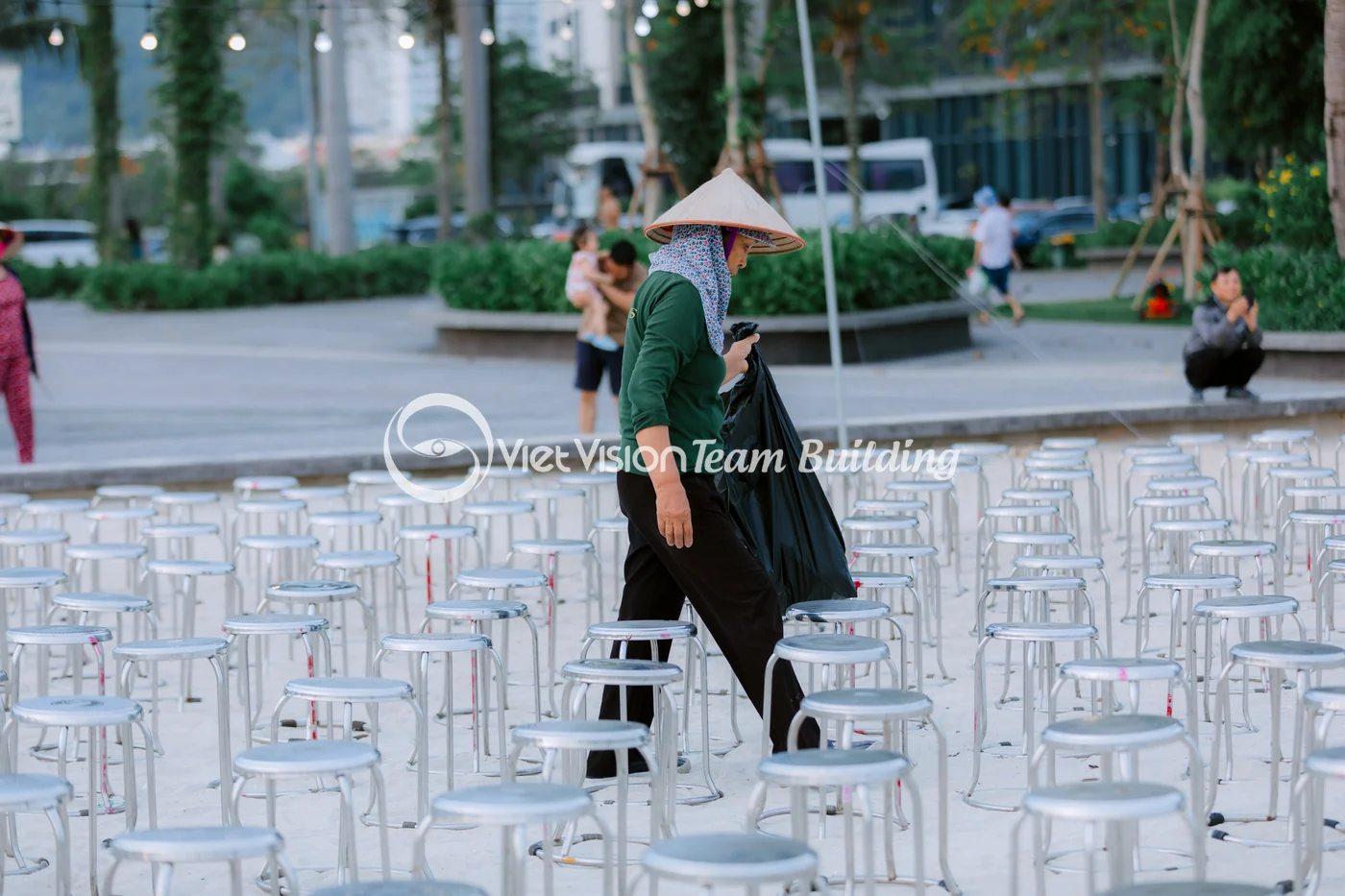 Khu vực ghế và sân chơi ngoài biển Hạ Long được chuẩn bị trước chương trình team building