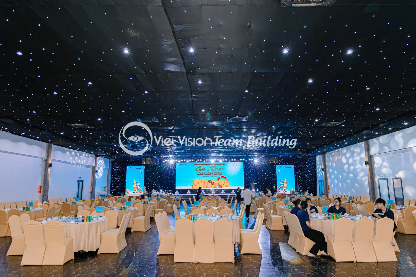 Phòng tiệc gala tại Hạ Long được set up trước giờ đón đoàn doanh nghiệp