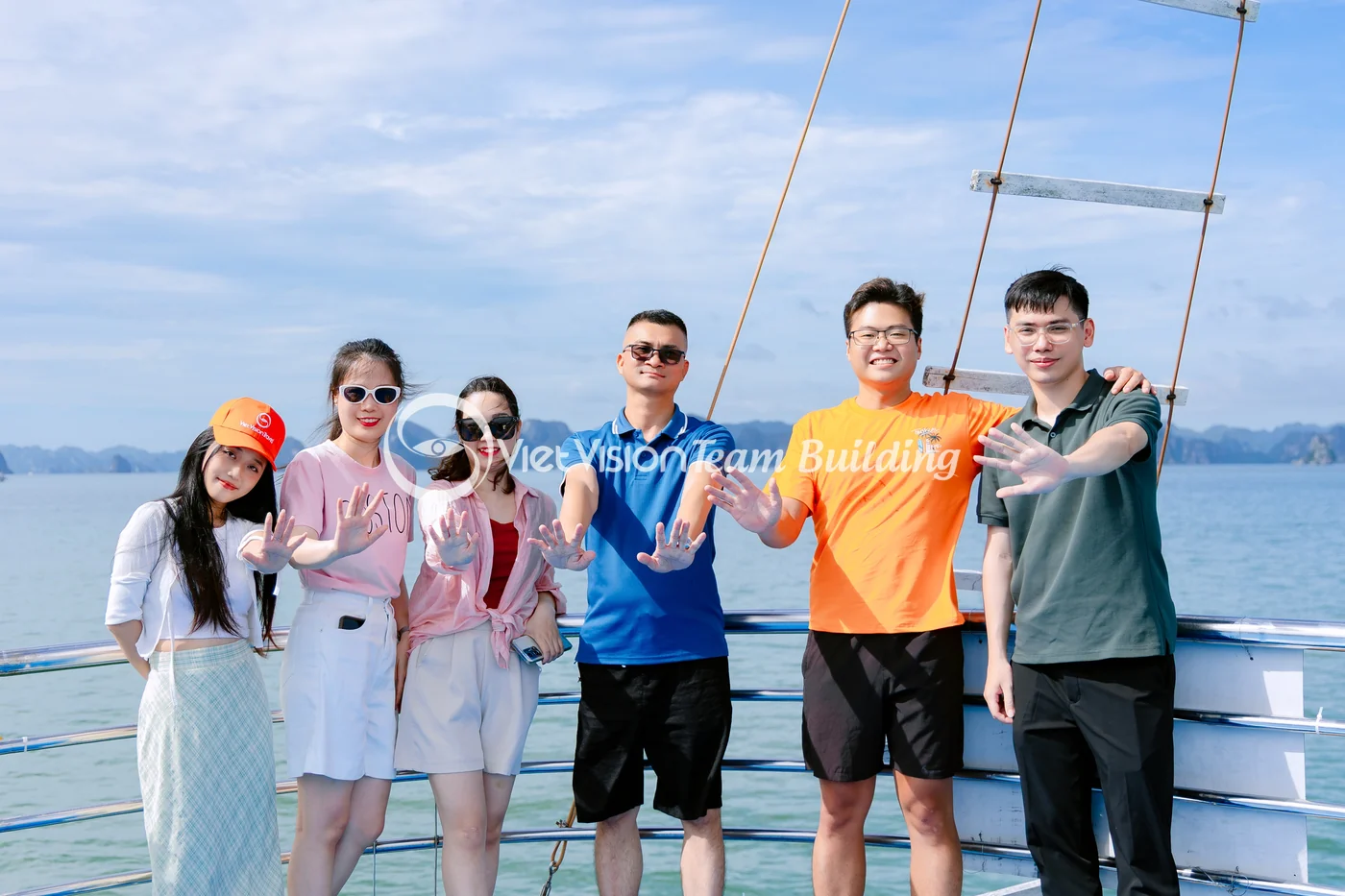 Đoàn công ty có người nước ngoài chụp ảnh trên boong tàu trong chương trình team building Hạ Long