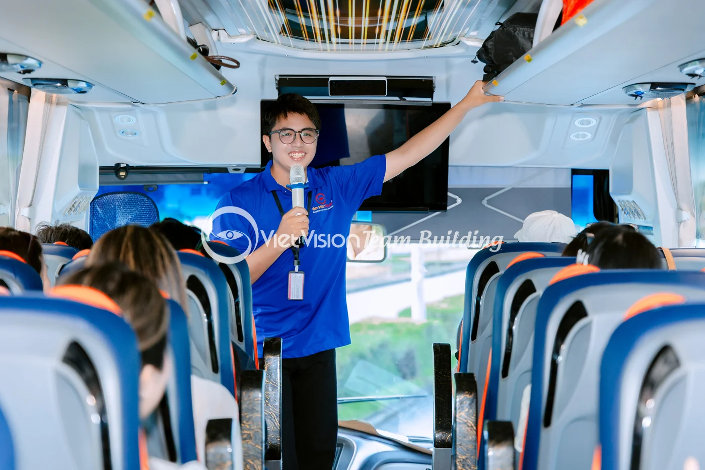 Brief nhanh trên xe trước khi vào lịch team building Hạ Long cho đoàn có người nước ngoài