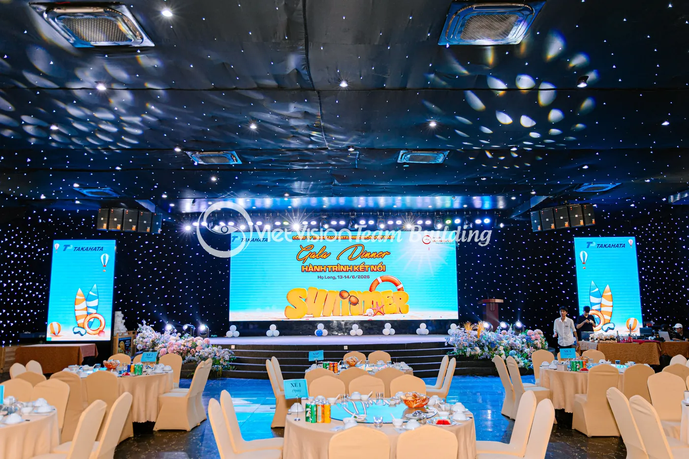 Khu vực briefing trước chương trình team building Hạ Long cho đoàn công ty có người nước ngoài