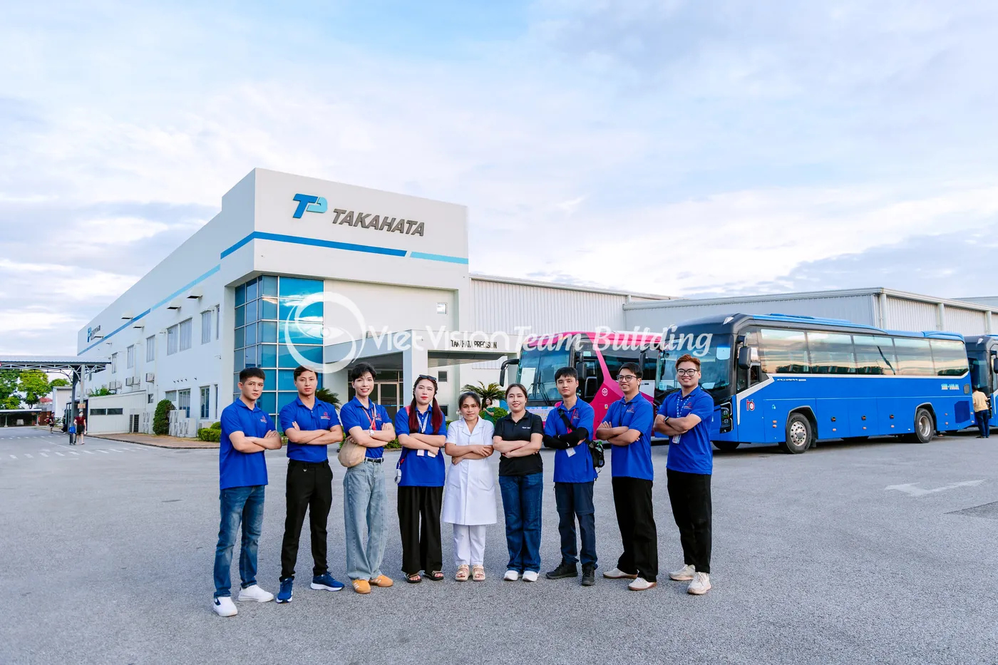 Đón đoàn doanh nghiệp trước lịch team building Hạ Long có nhân sự nước ngoài tham gia