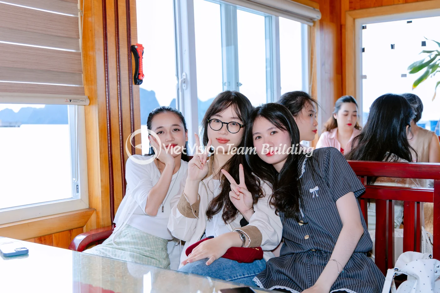 Hoạt động kết nối nhẹ trong chương trình team building Hạ Long cho nhóm có người nước ngoài
