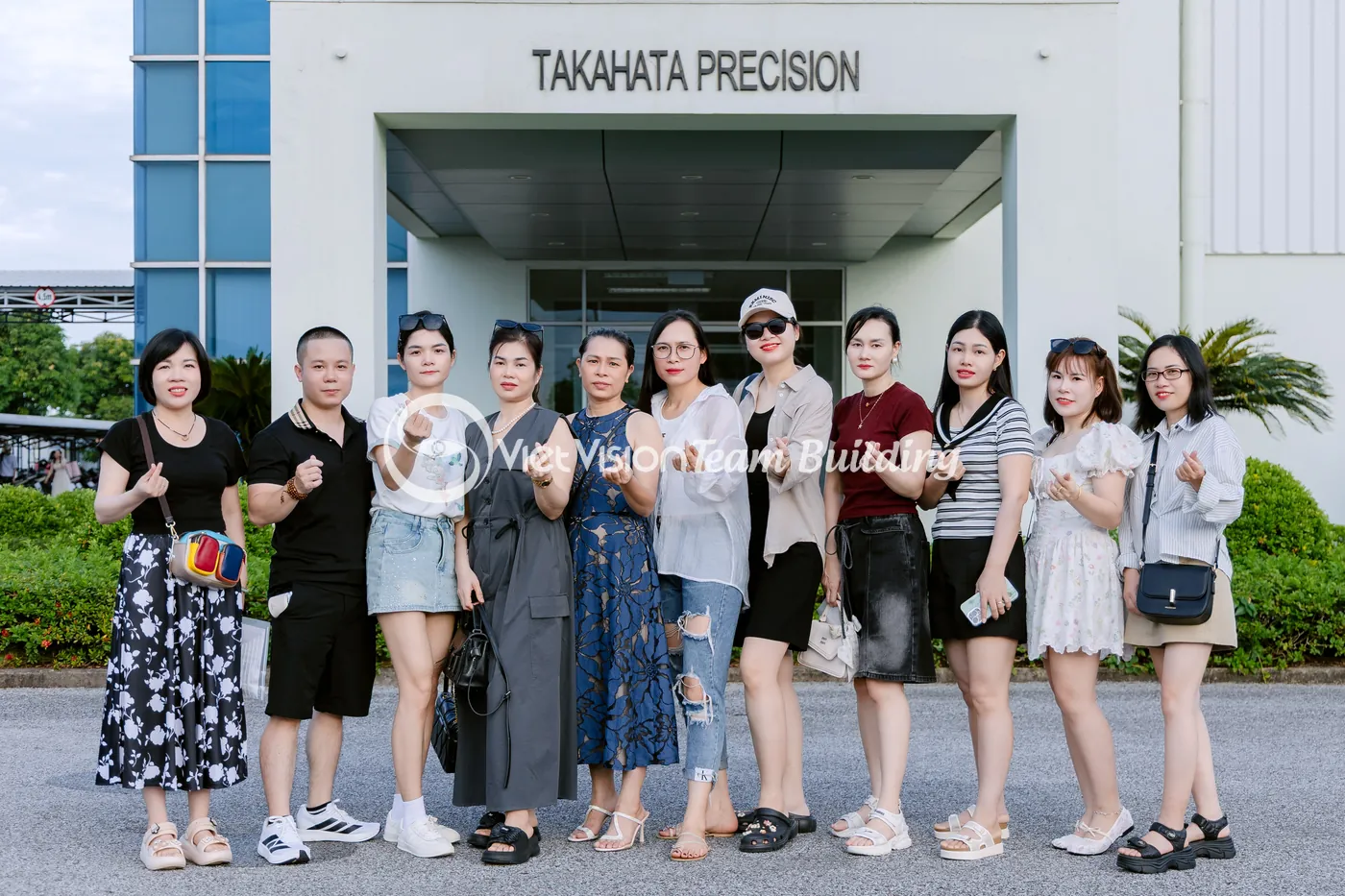 Nhóm nhân sự đa văn hóa trong lịch trình team building Hạ Long của doanh nghiệp