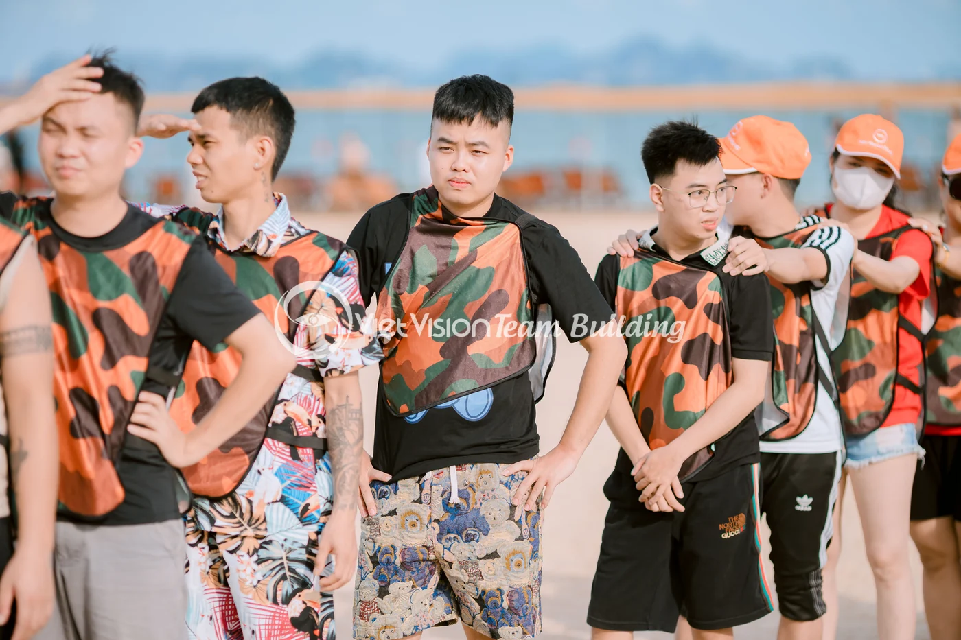 Đội hình người chơi sẵn sàng trước giờ team building Hạ Long